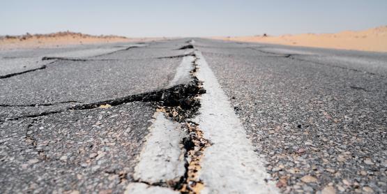 地震により道路が損壊し、サプライチェーンに影響を及ぼしている。